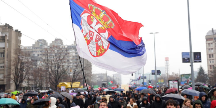 Confruntări la Belgrad. Update: Peste 100.000 de protestatari în capitala Serbiei / Guvernul acuză Occidentul că vrea să destabilizeze țara / video