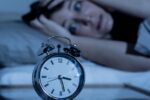 Nu face greșeala să te uiți la ceas înainte de culcare! De ce acest obicei îți poate ruina somnul