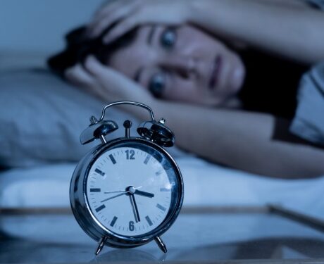 Nu face greșeala să te uiți la ceas înainte de culcare! De ce acest obicei îți poate ruina somnul