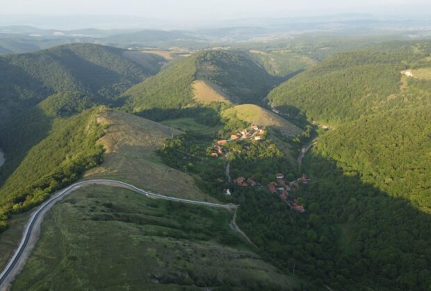 Locurile din Ținutul Pădurenilor care dau fiori. Craterul gigant, satele haiducilor, fosta bază militară secretă