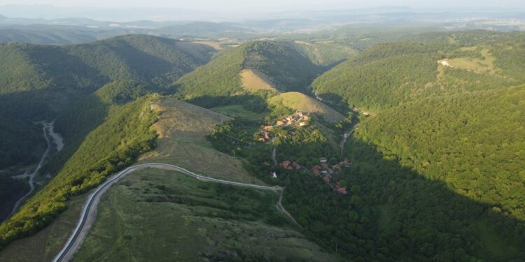 Locurile din Ținutul Pădurenilor care dau fiori. Craterul gigant, satele haiducilor, fosta bază militară secretă