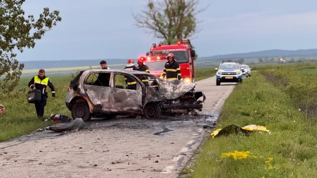 VIDEO Clipe de coșmar: Un bărbat a murit pe loc după ce a rămas blocat în mașina care i-a fost cuprinsă de flăcări