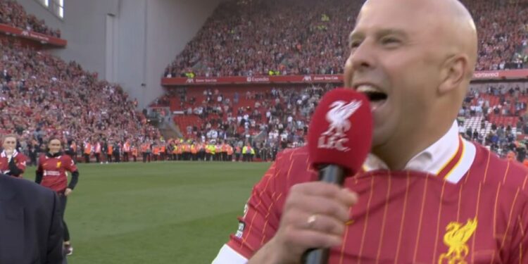 Ce moment pe Anfield! Arne Slot a luat microfonul și a scandat numele lui Klopp după ce Liverpool a devenit campioană