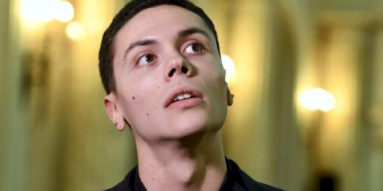 David Popovici, rămas fără titlul olimpic, după ce un verișor i-a spart oul campion de Paști