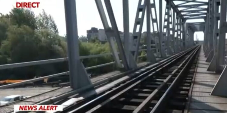 Crimă șocantă în Oradea. O femeie, ucisă de tren, după ce a fost ținută cu forța pe șine de către un bărbat