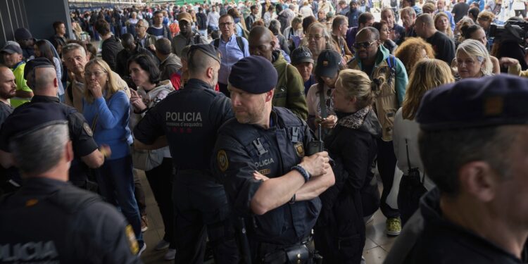 Spania declară stare de urgenţă în regiunile afectate de pana masivă de electricitate