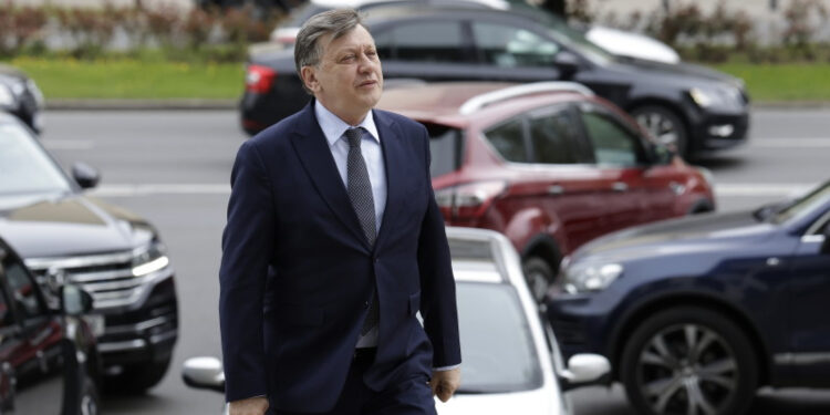 Crin Antonescu, testat în scenarii de criză la dezbaterea prezidențială: „Președintele trebuie să informeze, să verifice, să liniștească și să comunice”