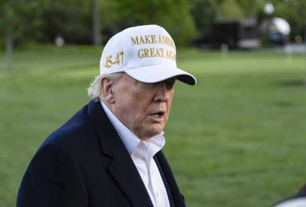 VIDEO „Mi-ar plăcea să fiu eu Papă”, glumeşte Donald Trump referitor la cine ar trebui să fie noul suveran pontif