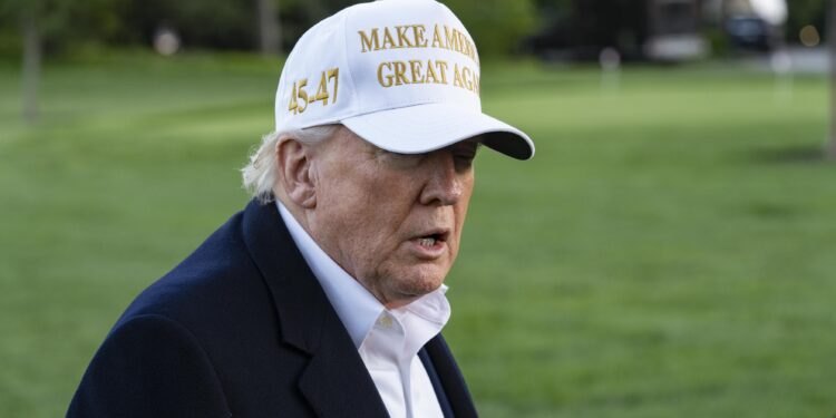 VIDEO „Mi-ar plăcea să fiu eu Papă”, glumeşte Donald Trump referitor la cine ar trebui să fie noul suveran pontif