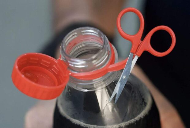 A apărut PET-ul inteligent, dotat cu o forfecuță cu care poți tăia capacul