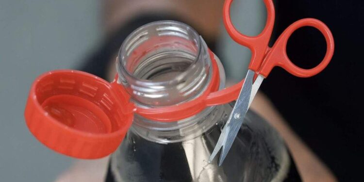 A apărut PET-ul inteligent, dotat cu o forfecuță cu care poți tăia capacul