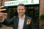 Gafă! Lui Andi Moisescu i s-a văzut șaorma în selfie-ul făcut la un restaurant vegan