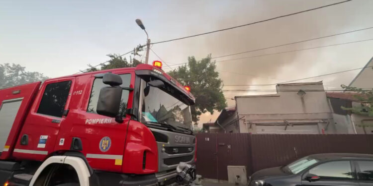 Incendiu puternic în sectorul 2, București: Flăcările s-au extins la patru case