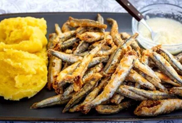 Pe litoral porția de hamsii costă 45 de lei, dar trebuie să ți le prinzi singur