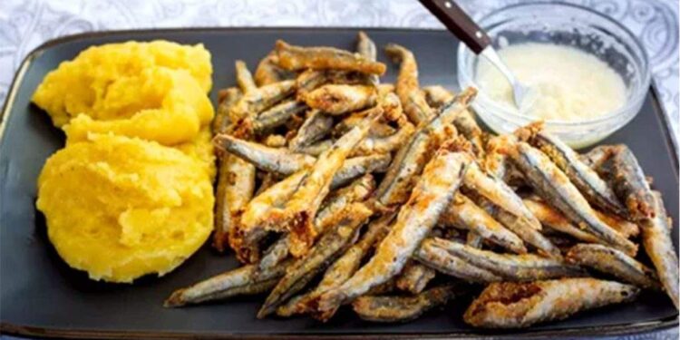 Pe litoral porția de hamsii costă 45 de lei, dar trebuie să ți le prinzi singur