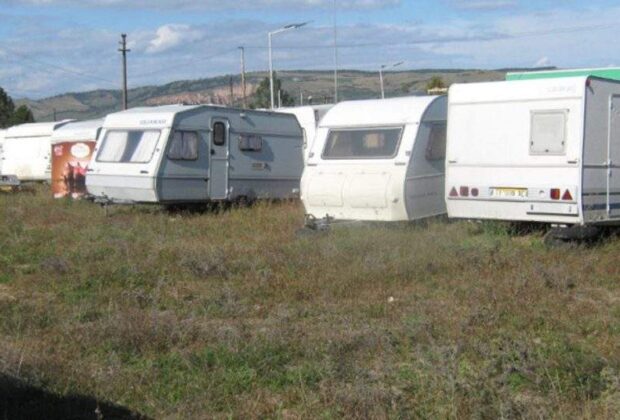 Din cauza prețurilor la motorină, un român a ajuns cu rulota doar până la Făurei