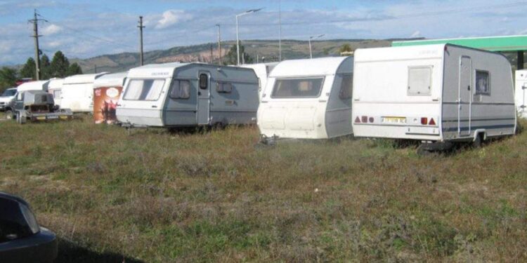 Din cauza prețurilor la motorină, un român a ajuns cu rulota doar până la Făurei