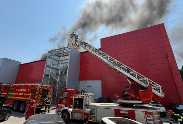 Incendiu la terasa mall-ului AFI Palace Cotroceni. „Au fost alertate 10 autospeciale de stingere și cinci echipaje SMURD”