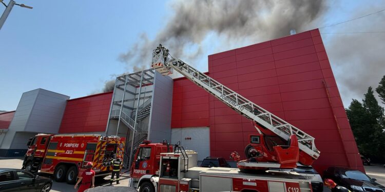 Incendiu la terasa mall-ului AFI Palace Cotroceni. „Au fost alertate 10 autospeciale de stingere și cinci echipaje SMURD”