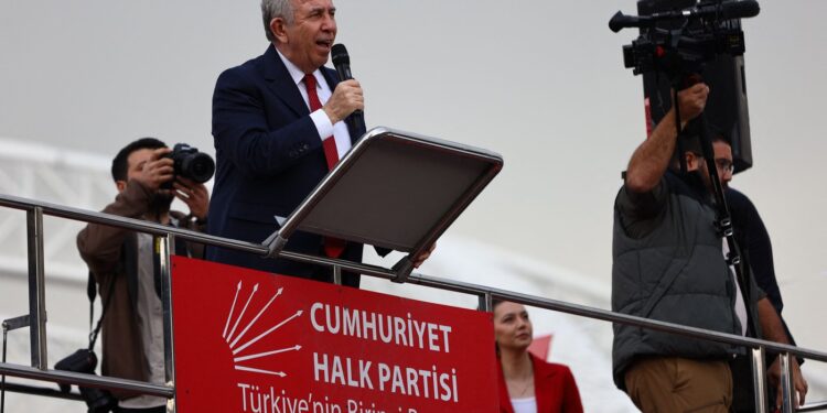 Noi arestări printre primarii opoziției din Turcia