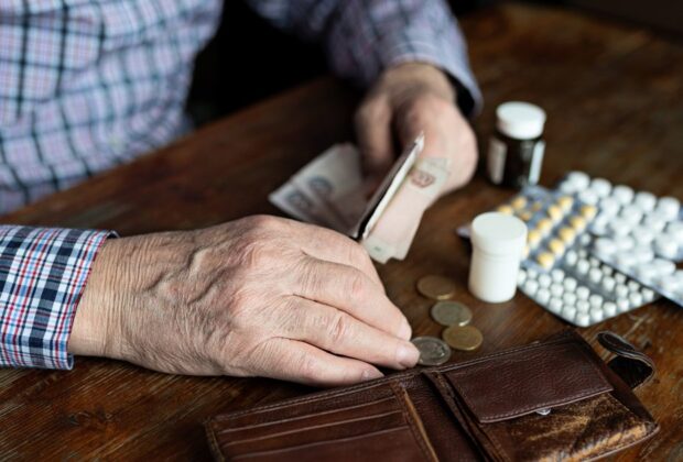 Pensionarii, îngenuncheați de măsurile de austeritate. Analist: „Statul ar fi trebuit să fie primul afectat de austeritate”