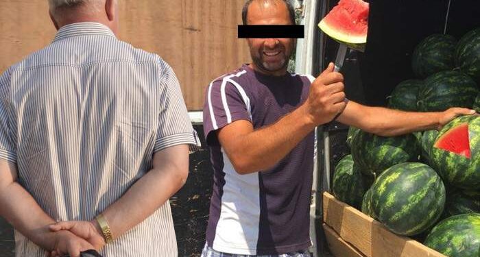 Pentru că sunt tot mai săraci, românii nu mai fac unboxing decât la pepeni