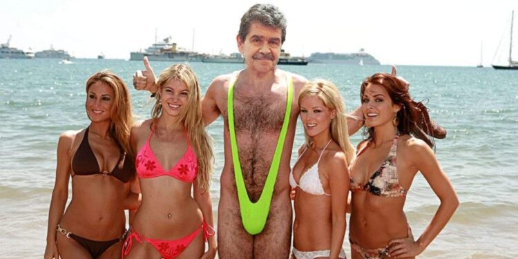 Radu Paraschivescu în slip, asaltat de toate femeile care-i citeau cărțile pe plajă în Vamă