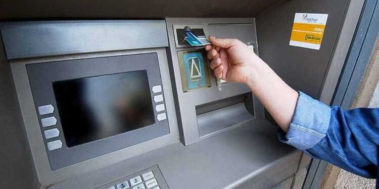 Așa da! în loc de taxă pe tranzacții, se bagă TVA 21% la retragerile de la bancomat