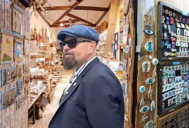 Piedone își schimbă numele în Piedonakis și pleacă în Thassos în misiune