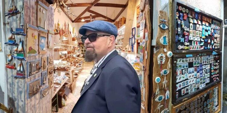 Piedone își schimbă numele în Piedonakis și pleacă în Thassos în misiune