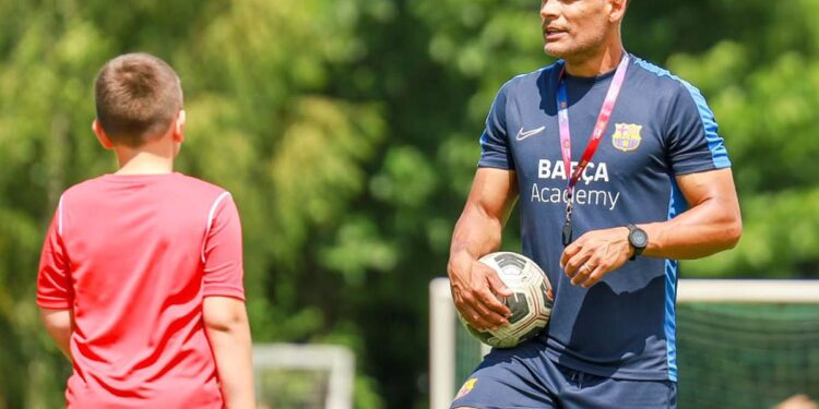 Metoda omizii și refuzul vaccinării » Dedesubturile transferului anunțat cu fast în România: „A lucrat la FC Barcelona”