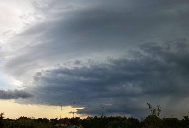 După caniculă, vin furtunile. Județele sub Cod portocaliu de vijelii puternice cu rafale ale vântului de până la 90 km pe oră