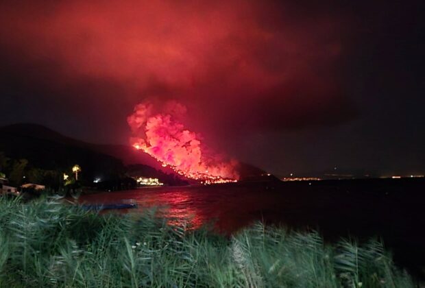Incendiu puternic în insula Thassos, unde mulți români își petrec vacanța. Pompierii pot interveni doar terestru – VIDEO