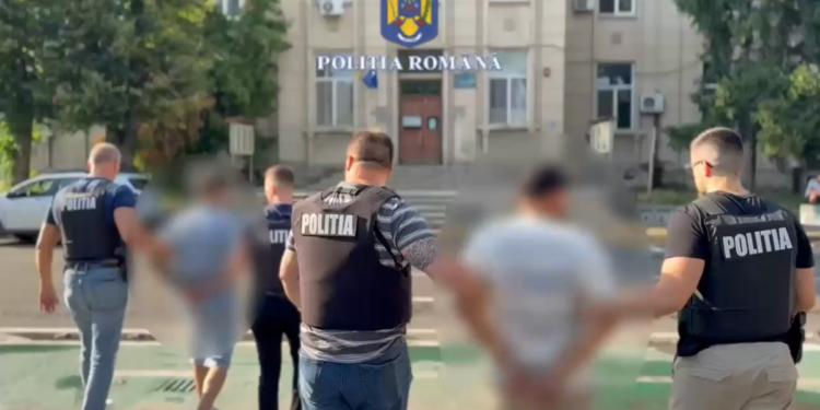 Bărbații care au încercat să bage o femeie cu forţa într-un autoturism au ajuns după gratii