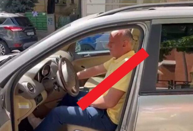 Ce nesimţit! Prunea, prins în trafic cu penisul tras pe după umăr ca să pară că poartă centură