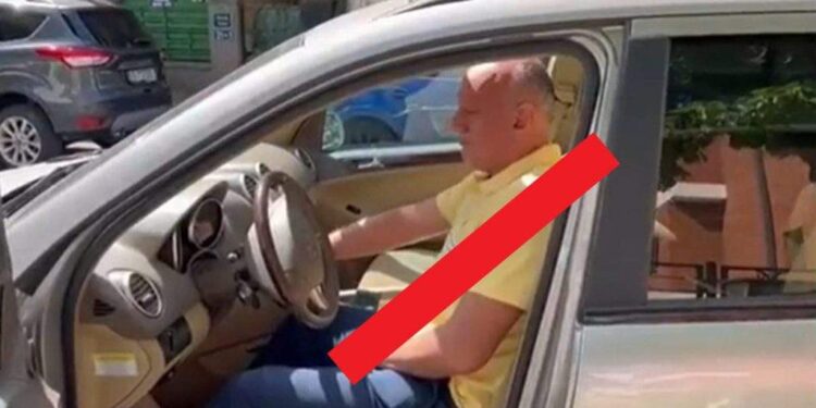 Ce nesimţit! Prunea, prins în trafic cu penisul tras pe după umăr ca să pară că poartă centură