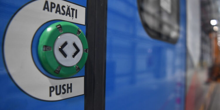 Tren electric nou, vandalizat la nici un an de la introducerea în circulație: „Nu au un minim respect”