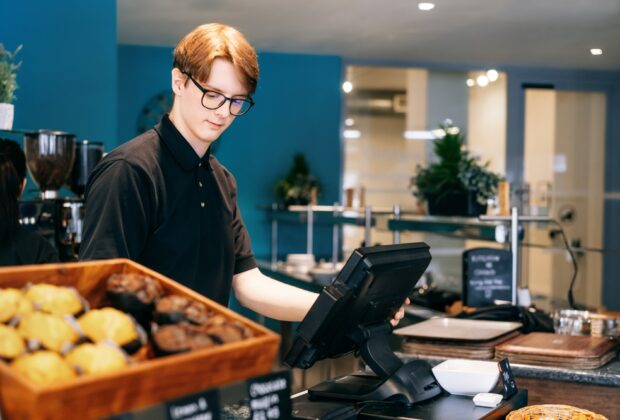 „Elev, caut job în vacanța de vară”. Cum ajung copii de 15 ani să se angajeze vara și ce-și iau din banii câștigați