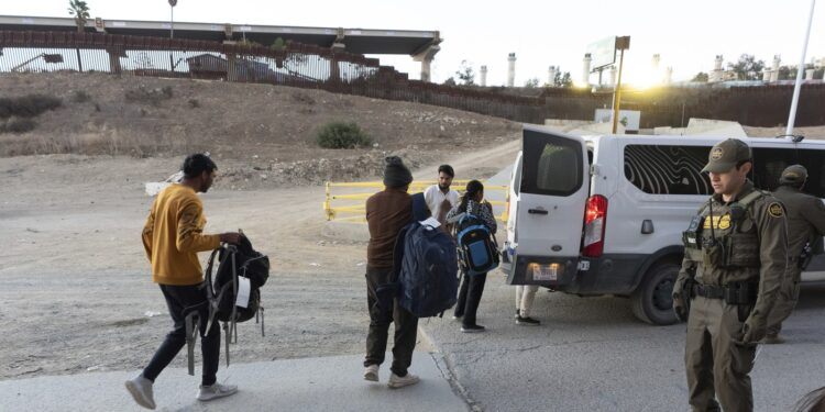 Un important politician democrat spune că Trump are dreptate în privința migrației