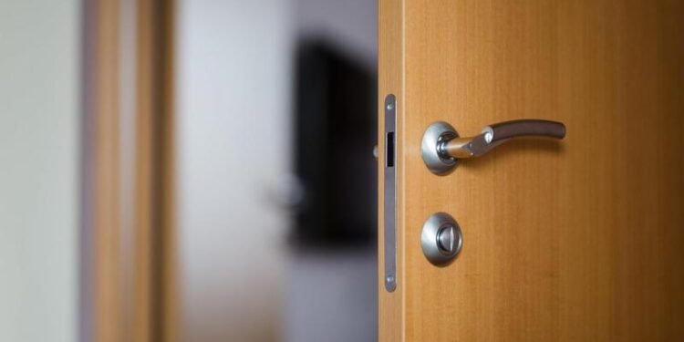 Manevra imobiliară ticluită de un bărbat care a închiriat apartamente în regim hotelier pentru a face bani