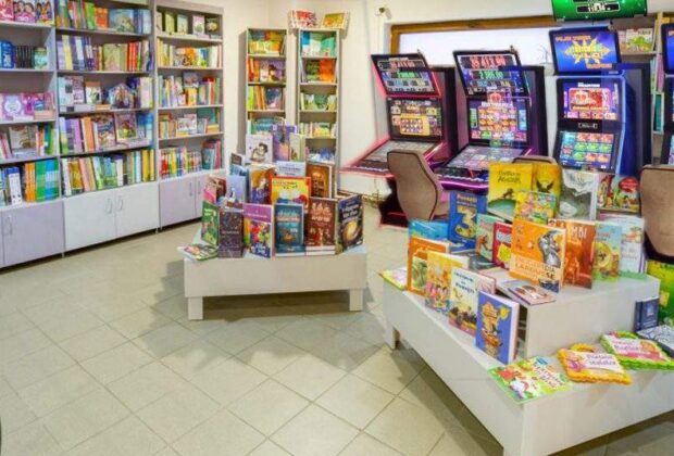 Ca să plătească mai puține taxe, o librărie a băgat și aparate de păcănele