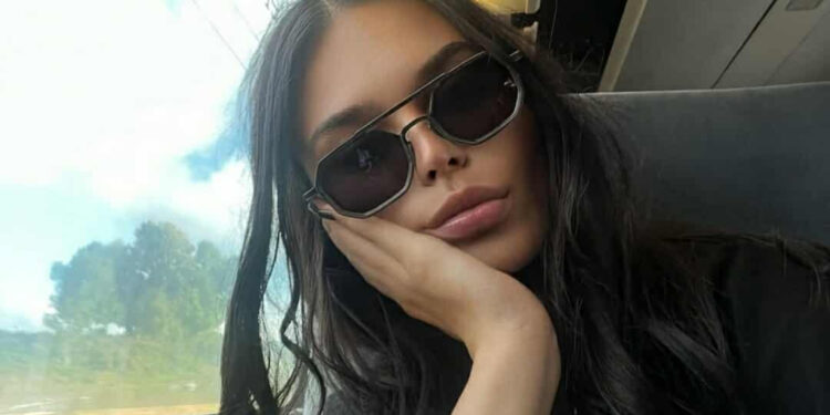 Mesajul controversat de pe tricoul Tamilei Cristescu a împărțit internetul în două. Trimitere directă la ministrul Oana Țoiu – Foto în articol