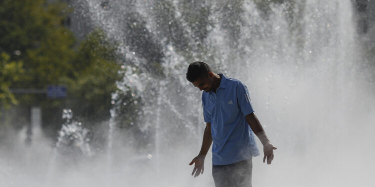 Vine din nou canicula. Cod galben în şase judeţe şi în București. Valul de căldură se va extinde şi intensifica