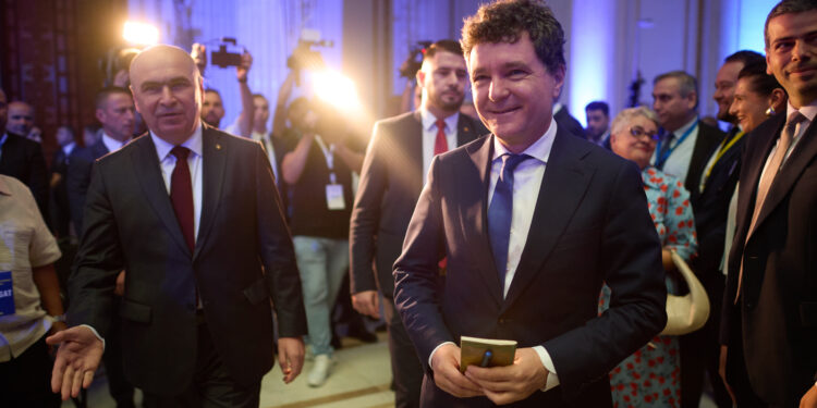 VIDEO Nicușor Dan, în aplauzele liberalilor, la ieșirea de la Congresul PNL. Ce a declarat președintele