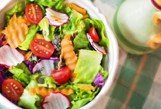 Pui cu hummus și legume proaspete