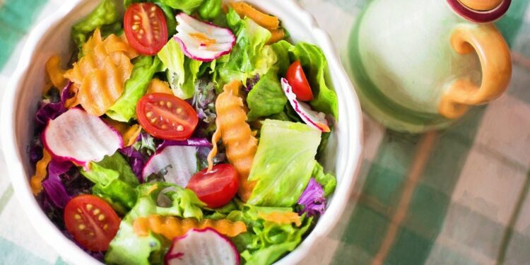 Pui cu hummus și legume proaspete