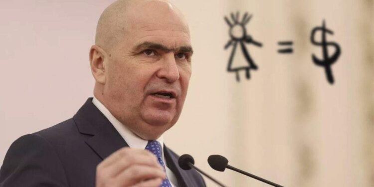 Ca să elimine risipa, Bolojan va amenda româncele care fac copii