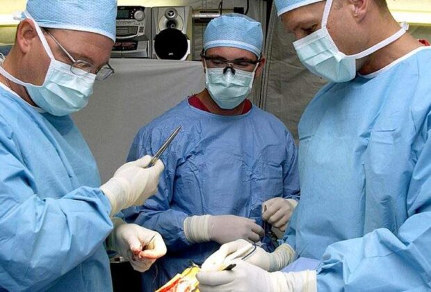 Medicii de la Spitalul Universitar București au realizat primul transplant de celule șmen