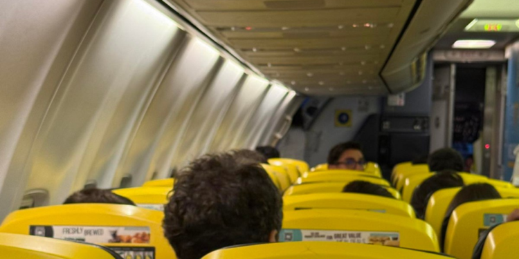 Președintele Nicușor Dan, surprins la „low cost” de o româncă. Unde a zburat șeful statului