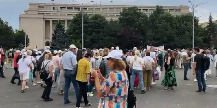 Sindicaliștii protestează în Piaţa Victoriei faţă de măsurile fiscale: „Afectează capacitatea de administrare a fondurilor europene”